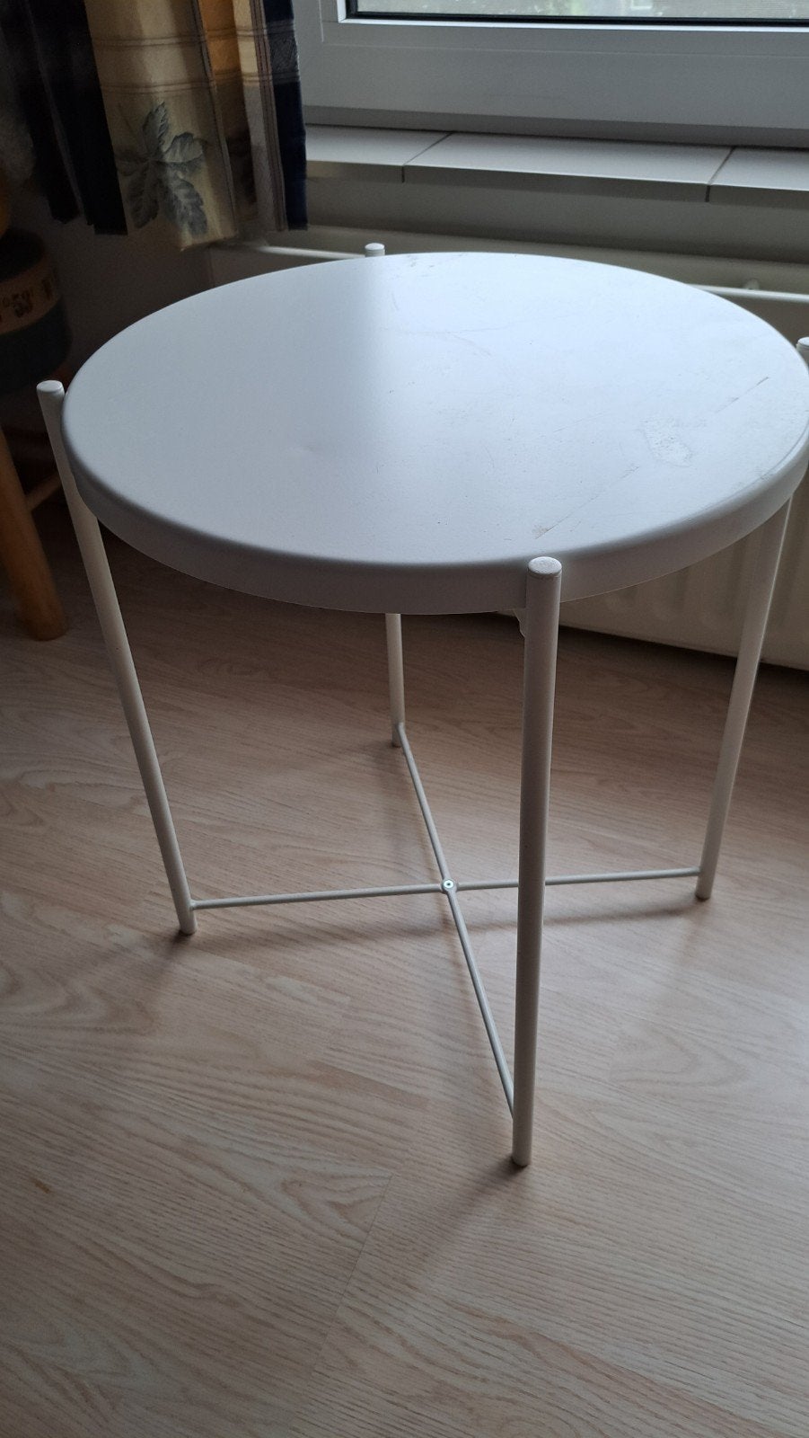 Witte ronde bijzettafel - zo goed als nieuw, Minder dan 55 cm, Metaal of Aluminium, Rond, Zo goed als nieuw