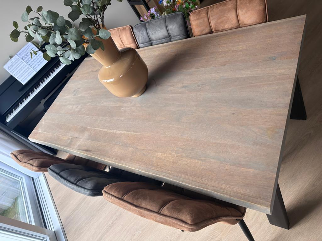 Massief eiken eettafel met zwart stalen poten, Huis en Inrichting, Tafels | Eettafels, Ophalen, Eikenhout, 50 tot 100 cm, Zo goed als nieuw