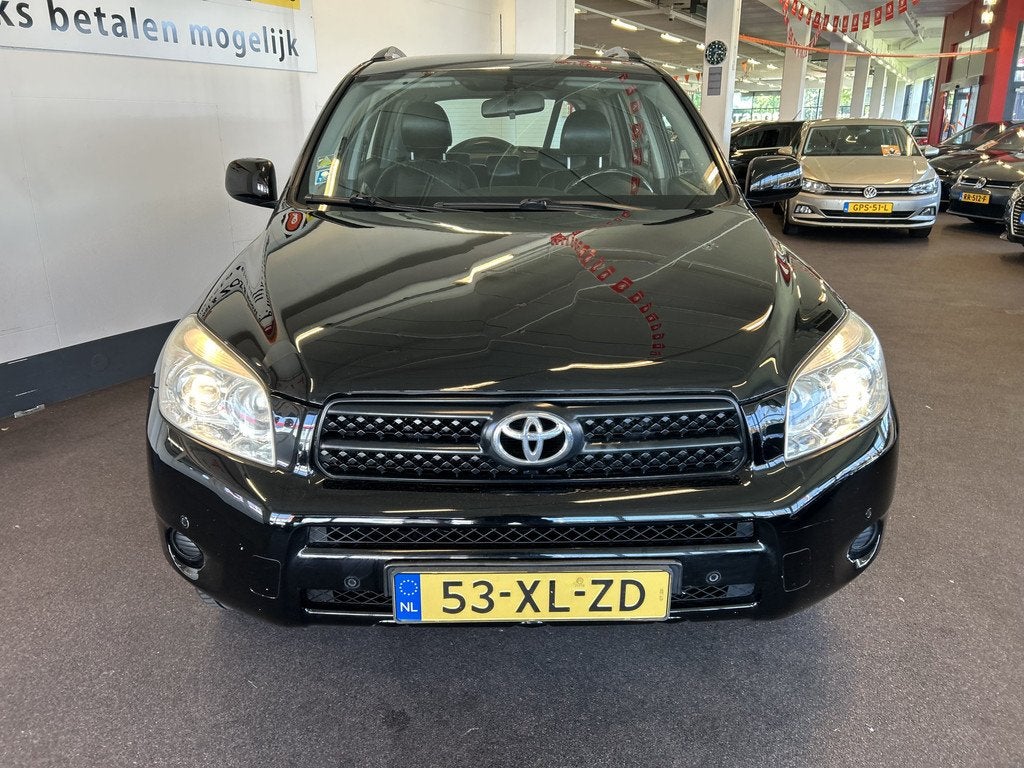 Toyota RAV4 2.0 VVTi Linea Terra 4WD 2000KG Trekgewicht | Le, Auto's, Toyota, 1998 cc, Zwart, 4 cilinders, Zwart