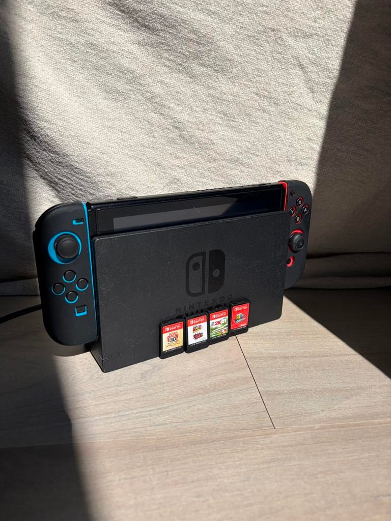 Nintendo Switch 1 + 4 Mario Games + Extra Joy-Con, Spelcomputers en Games, Met games, Ophalen of Verzenden, Zo goed als nieuw