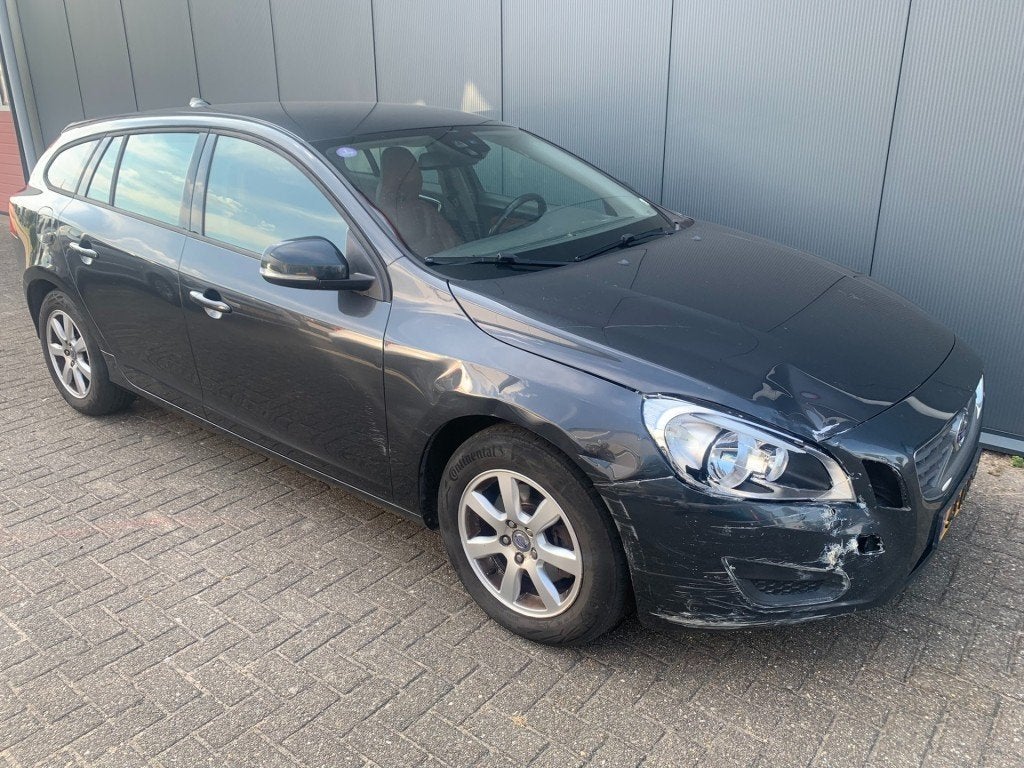 Volvo V60 1.6 T3 Kinetic met lichte schade EXPORT, Auto's, Voorwielaandrijving, 15 km/l, Gebruikt, 4 cilinders