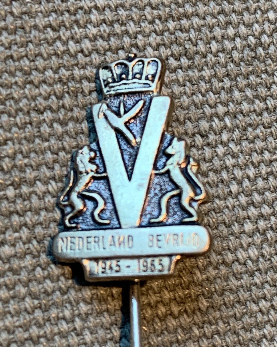 herdenkingsspeldje NEDERLAND BEVRIJD, Verzamelen, Ophalen of Verzenden, Zo goed als nieuw, Overige onderwerpen