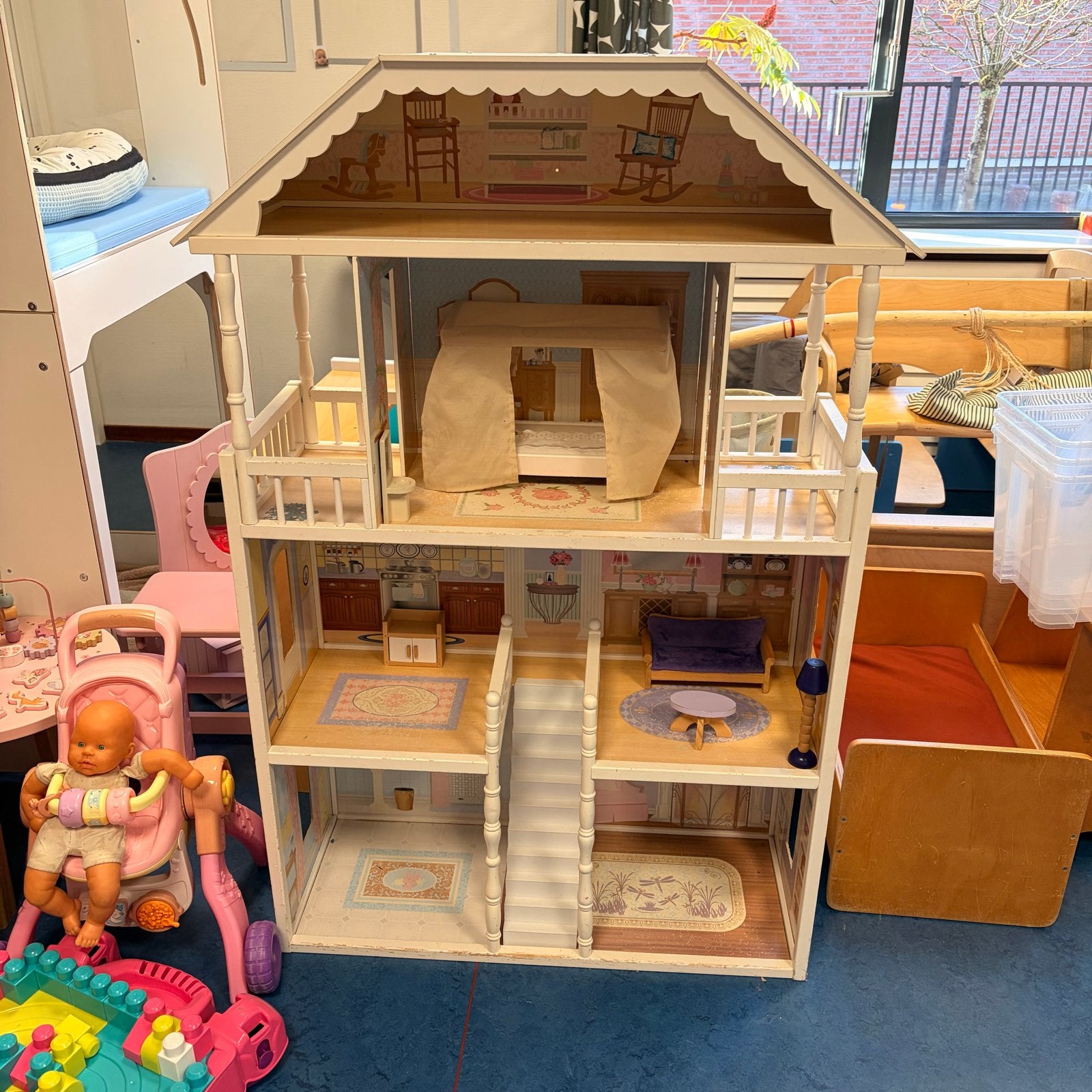 Groot houten poppenhuis met meubels, Kinderen en Baby's, Ophalen, Gebruikt, Poppenhuis