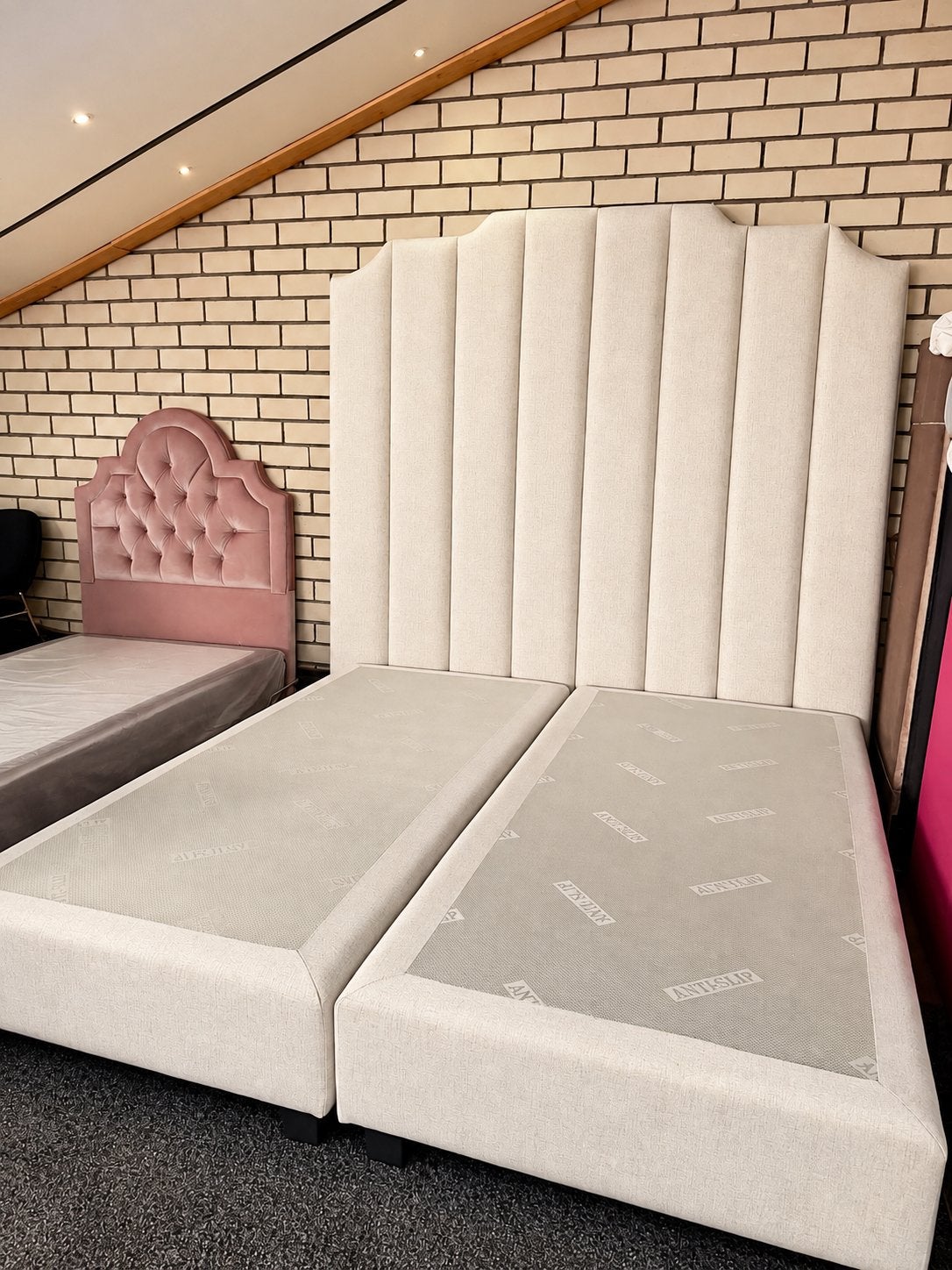 Modern 180x200 bed met stijlvol hoofdbord (excl. matras), Beige, Ophalen of Verzenden, 180 cm, 200 cm