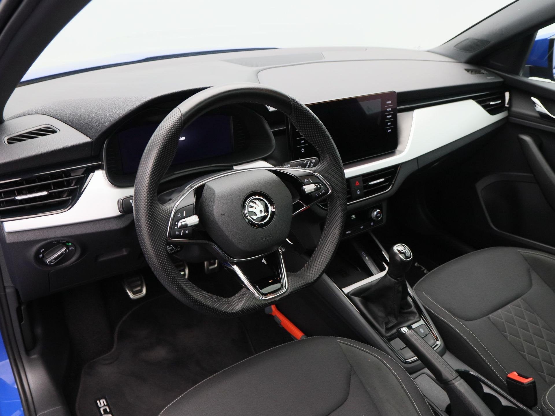 Skoda Scala 1.0 TSi 110 Pk Sport Business | Parkeersensoren, Auto's, Skoda, Dealer onderhouden, Scala, Gebruikt, Blauw