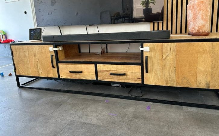 Industrieel tv-meubel Mangohout - 200x40x55cm, Huis en Inrichting, Kasten | Televisiemeubels, Ophalen, 50 tot 100 cm, Zo goed als nieuw