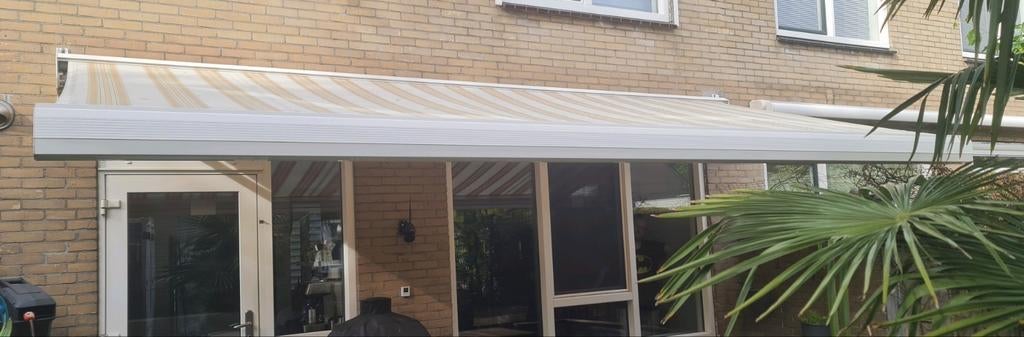 Knikarmscherm / zonnescherm 550 cm in nette staat, Tuin en Terras, Ophalen, 450 cm of meer, Elektrisch, Zo goed als nieuw