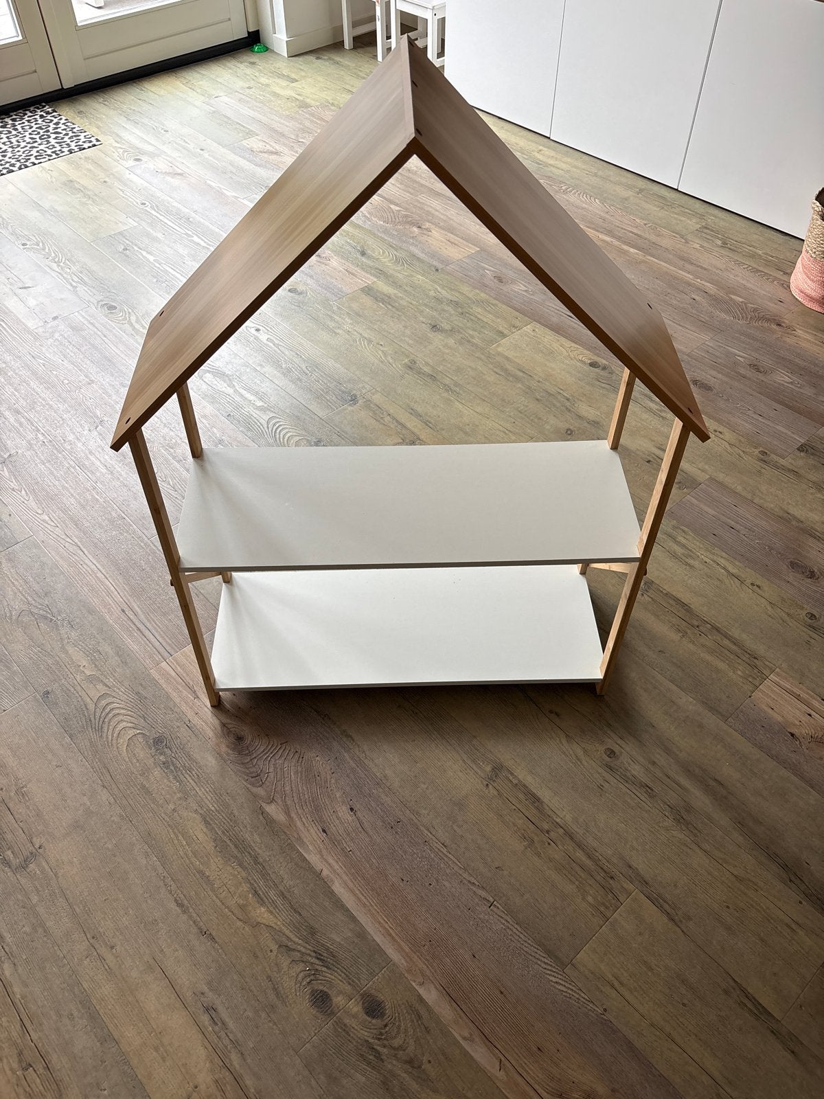 Leuk Houten Huisje Boekenkastje met 2 Planken, Ophalen, Met plank(en), Gebruikt, 100 tot 150 cm