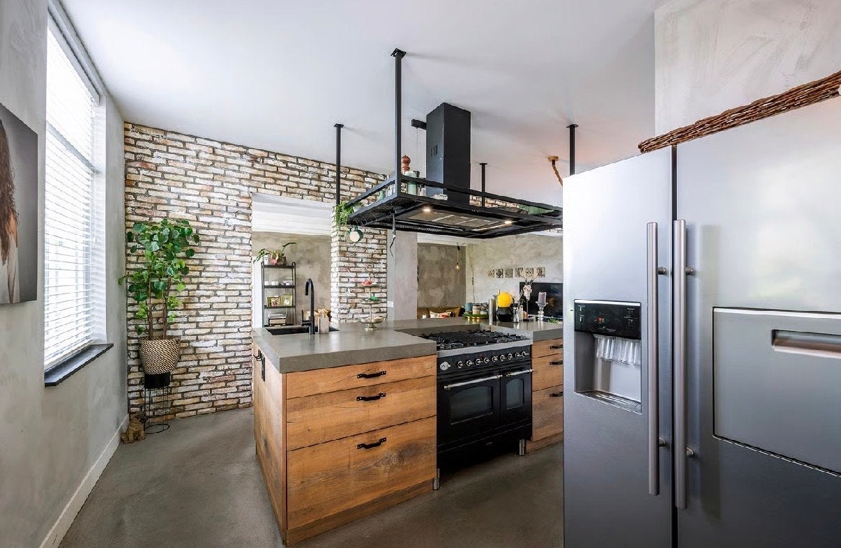 Luxe kookeiland met Boretti fornuis & betonnen werkblad, Gebruikt, Bruin, Overige typen, Graniet of Steen