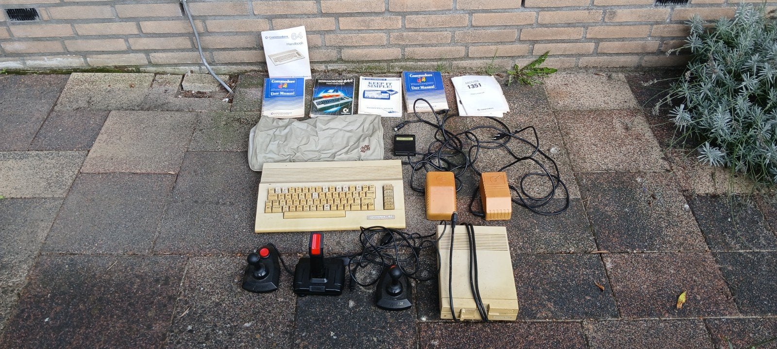 Commodore 64 met diverse toebehoren, boekjes en floppy's, Computers en Software, Ophalen, Commodore 64