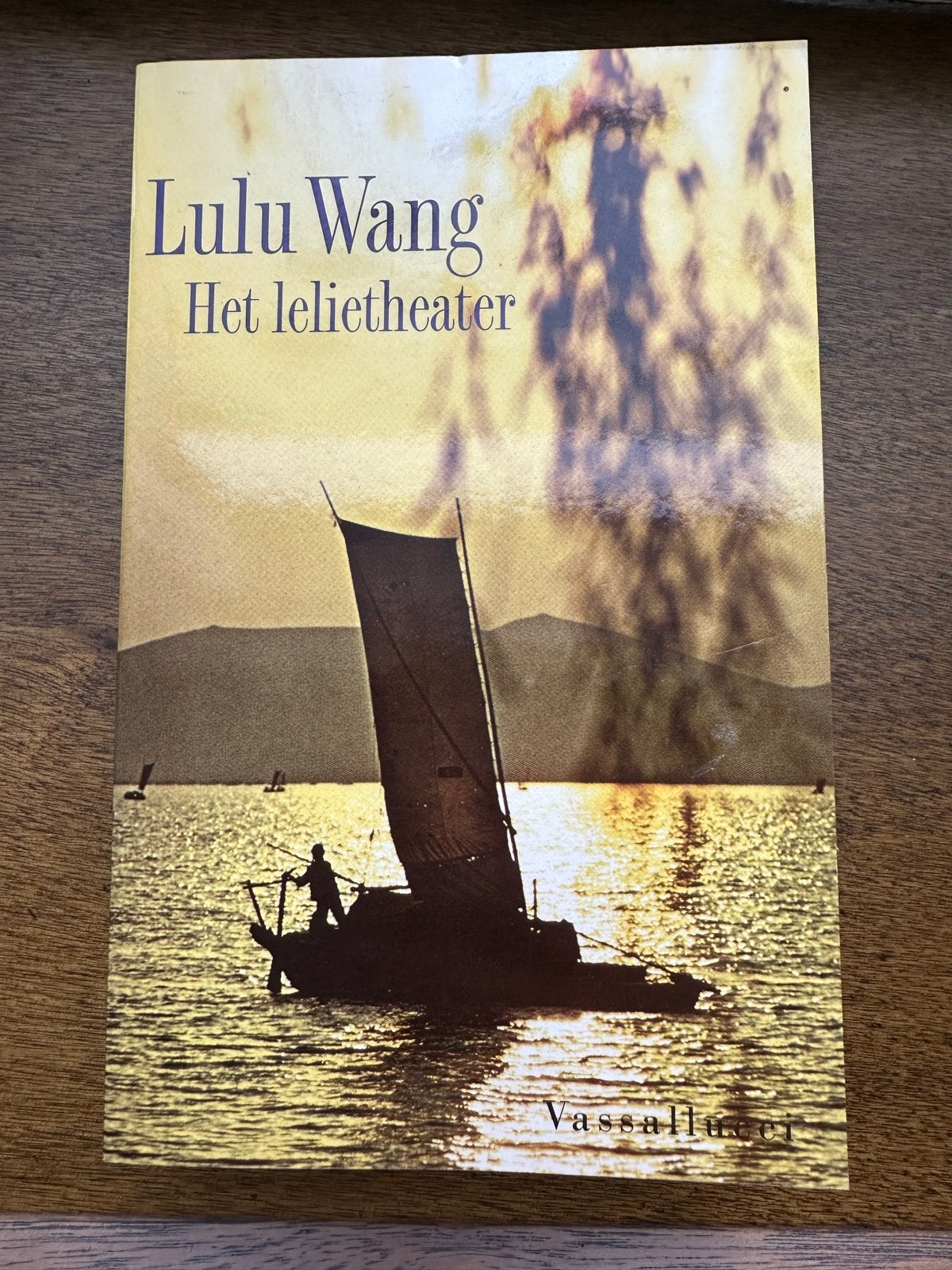 Lulu Wang - Het lelietheater, Ophalen of Verzenden, Gelezen, Nederland