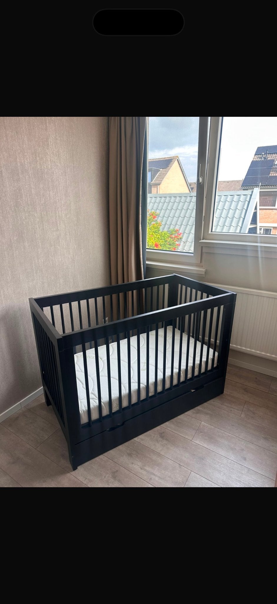 Mooi zwart kinderbedje met vlekvrij matras, Ophalen, Zo goed als nieuw, Minder dan 140 cm, Matras