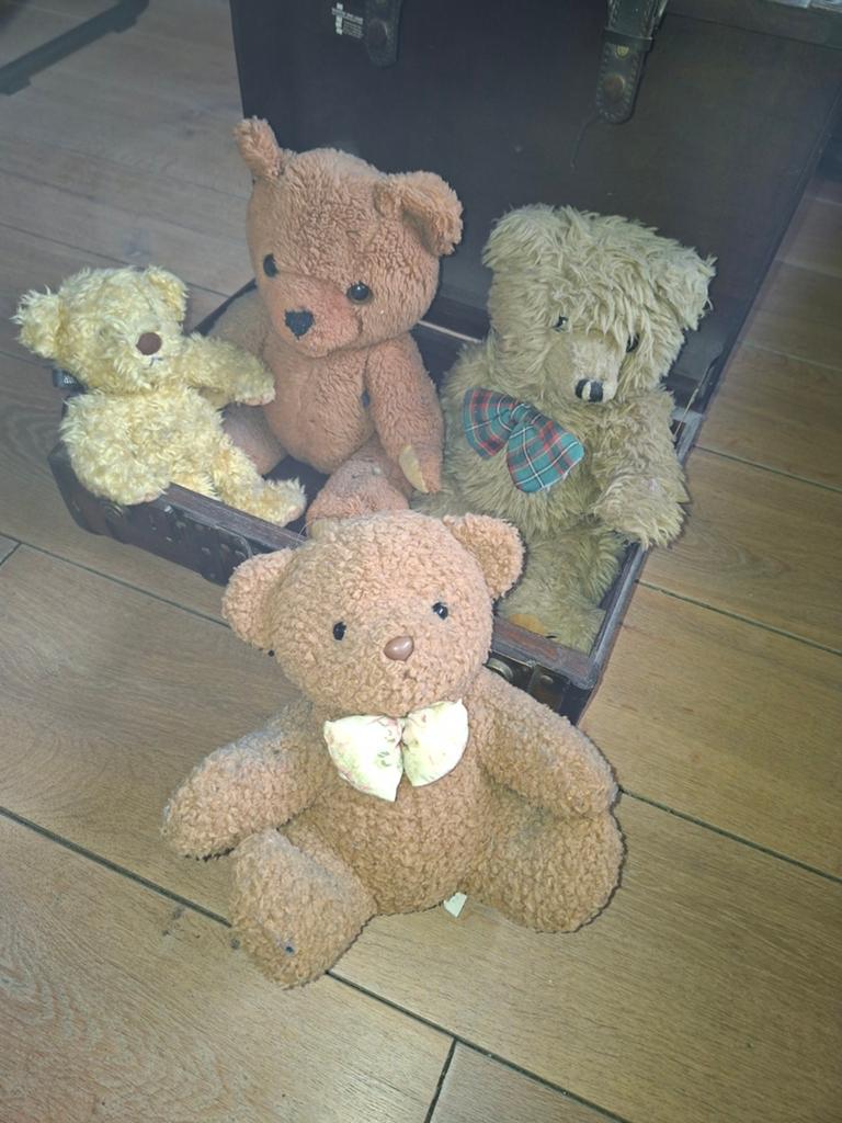 4 Oude Beren in Koffer, Verzamelen, Beren en Cherished Teddies, Ophalen of Verzenden