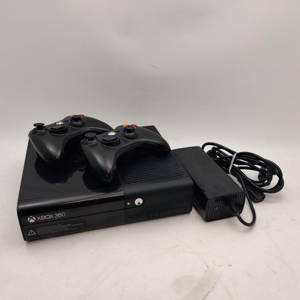 XBOX 360 E (New Slim) 250GB met 2 Controllers  voor €119.99, Gebruikt, Met 2 controllers, Ophalen of Verzenden, X