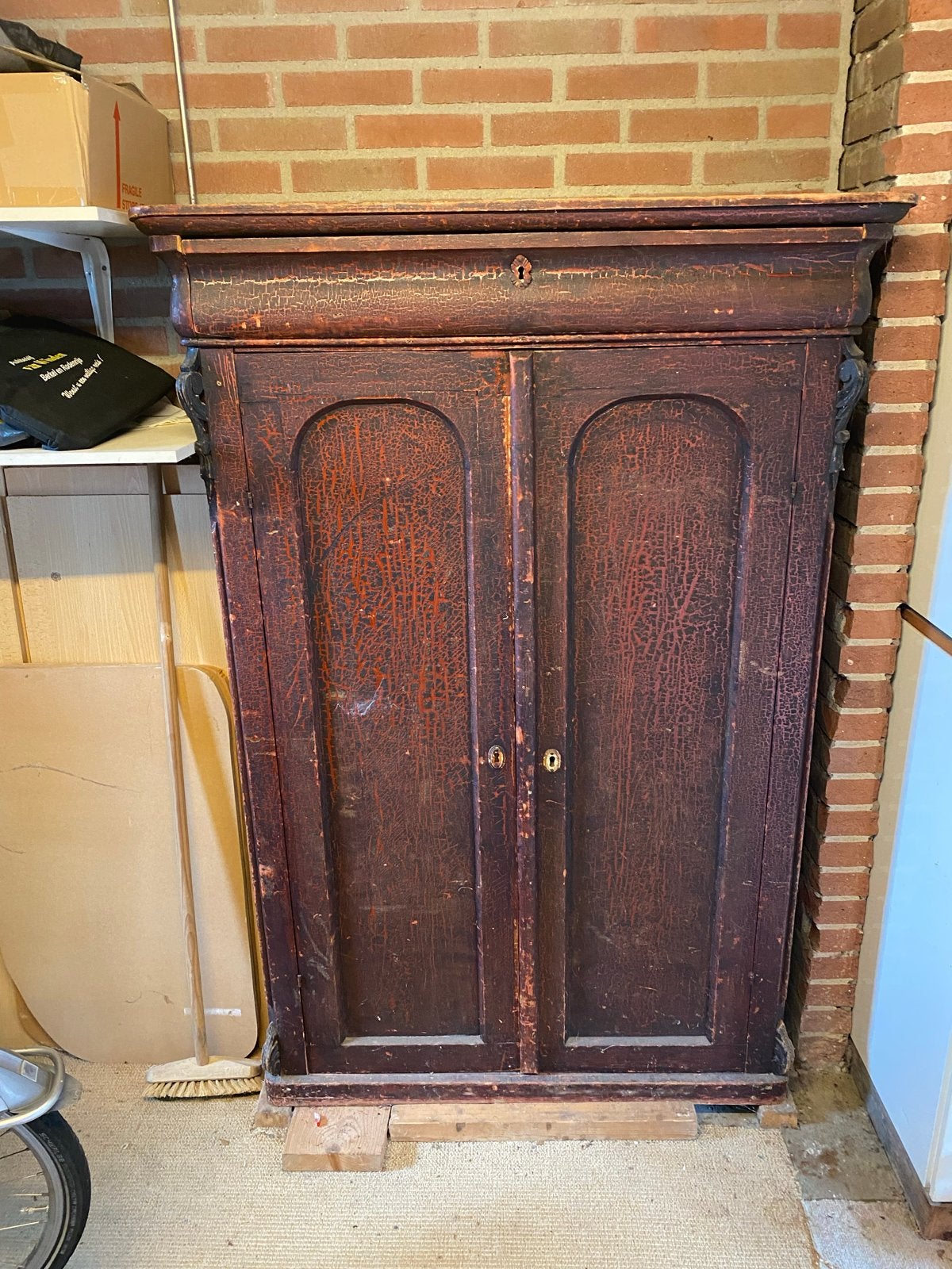 Antieke houten meidenkast, Ophalen