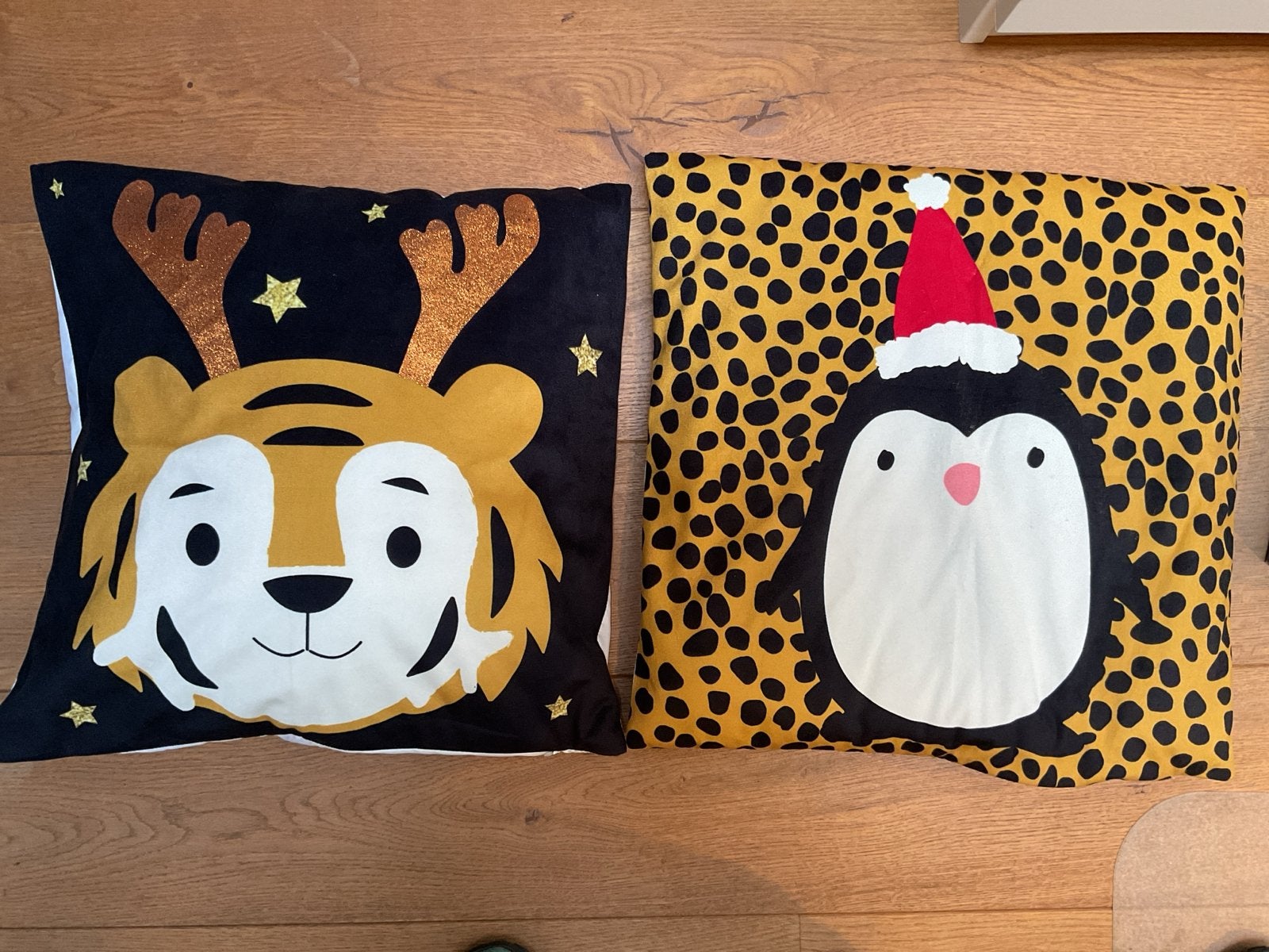 Leuke kerst sierkussens met dierenprint (tijger en pinguïn), Huis en Inrichting, Overige merken, Gebruikt, Meerkleurig, Met print