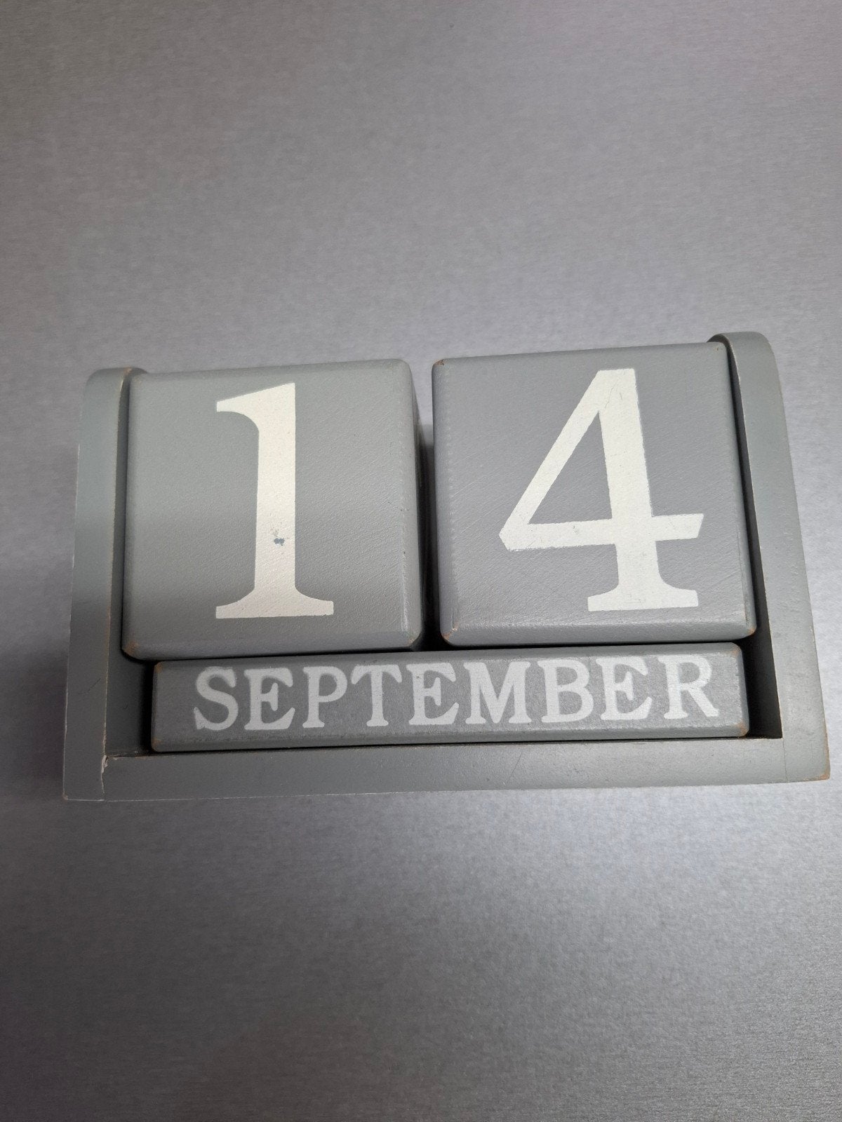 Kubus kalender met maand en datum, Huis en Inrichting, Ophalen of Verzenden, Gebruikt, Grijs, Overige typen
