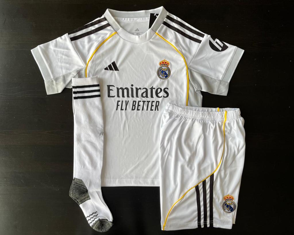Real madrid kinder tenue, Sport en Fitness, Voetbal, Maat XS of kleiner, Ophalen of Verzenden, Zo goed als nieuw, Set