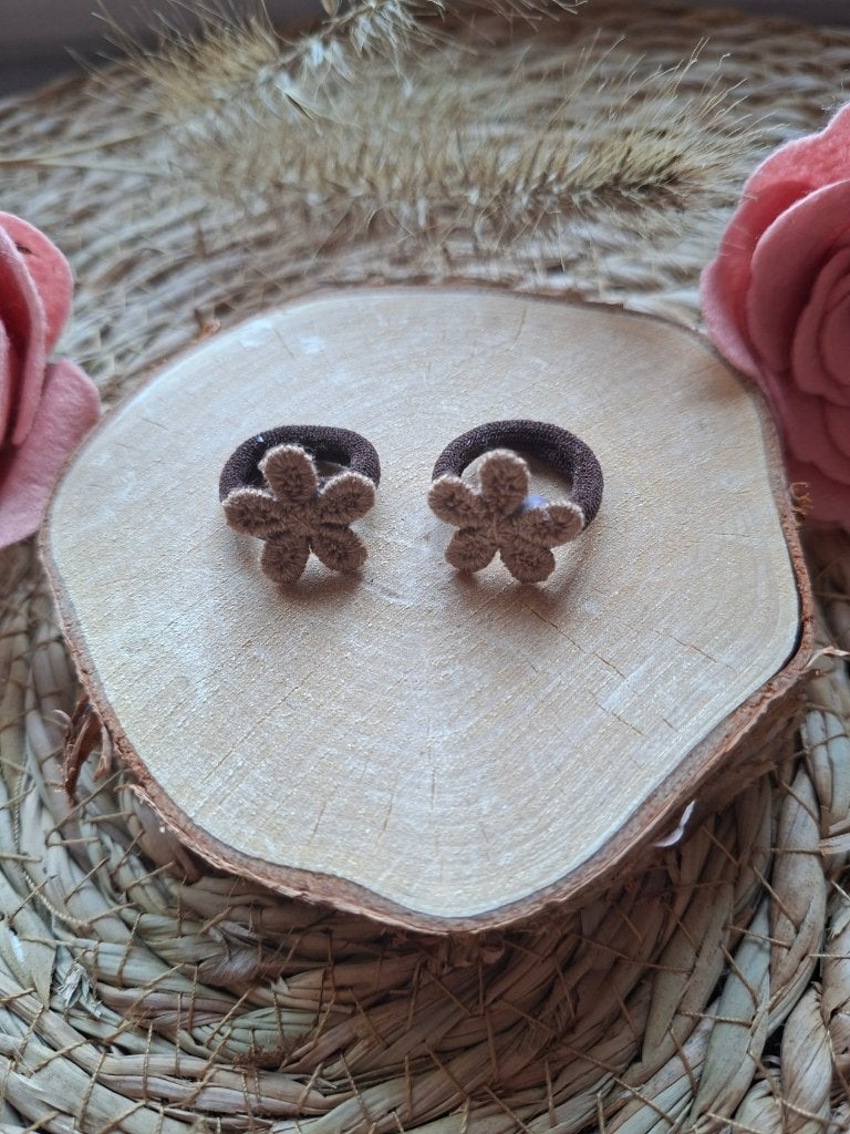 Mini elastiekje met bruin bloemetje, Kinderen en Baby's, Nieuw, Ophalen of Verzenden, Haarelastiek, Fleurig.en.fijn