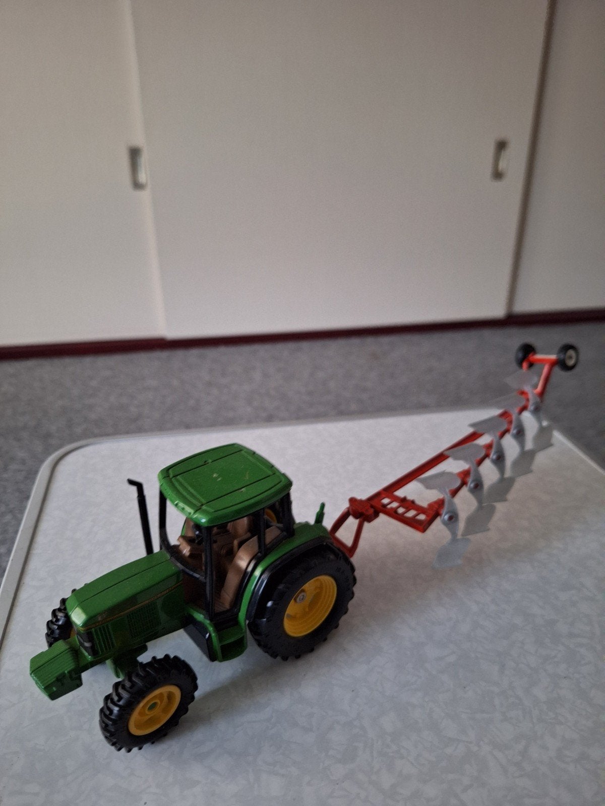 John Deere Tractor met Ploeg Speelgoedmodel, Ophalen of Verzenden, Gebruikt