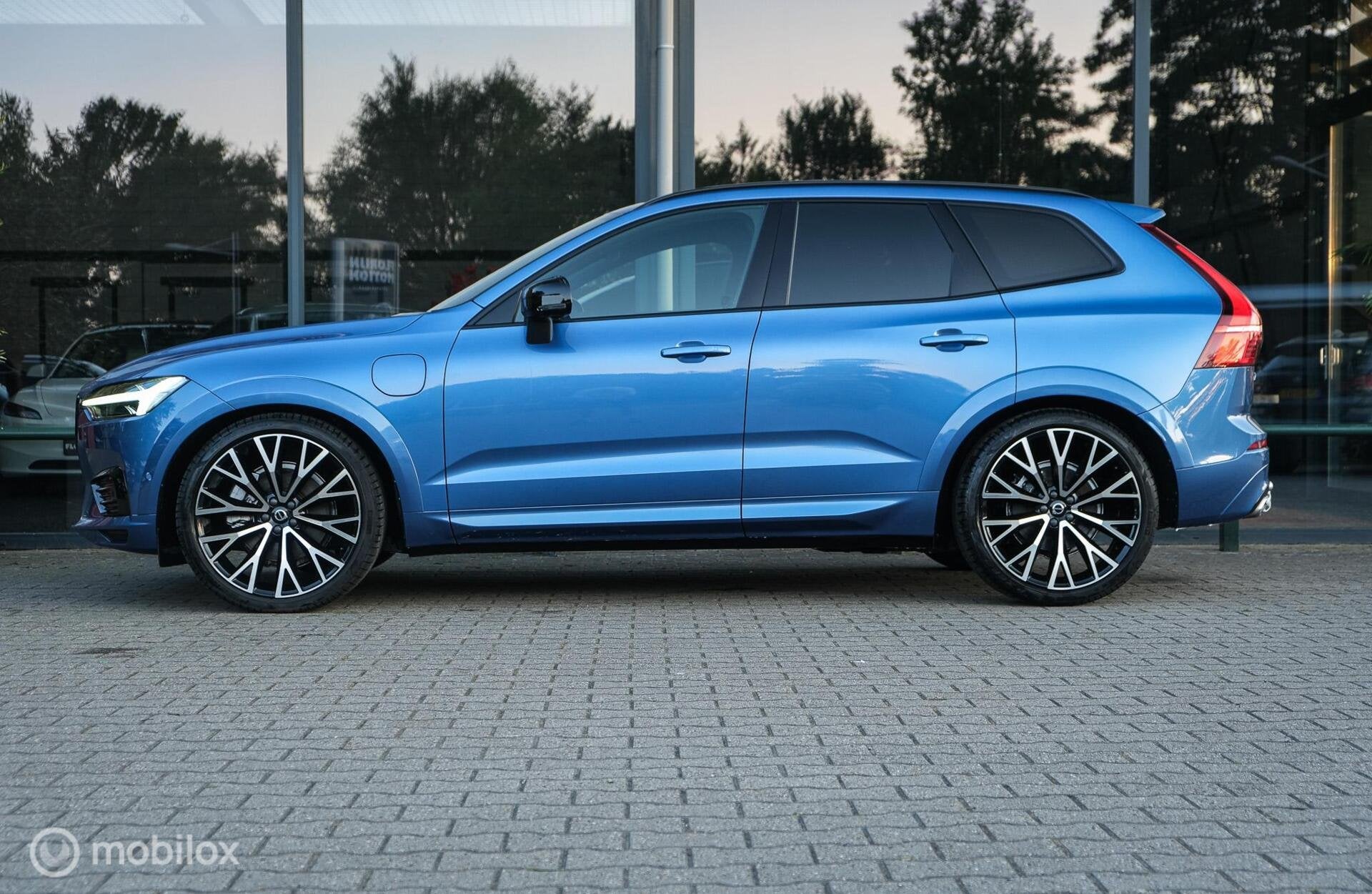 Volvo XC60 2.0 Recharge T8 AWD R-Design | Luchtvering | ACC, Automaat, Gebruikt, Blauw, Bedrijf
