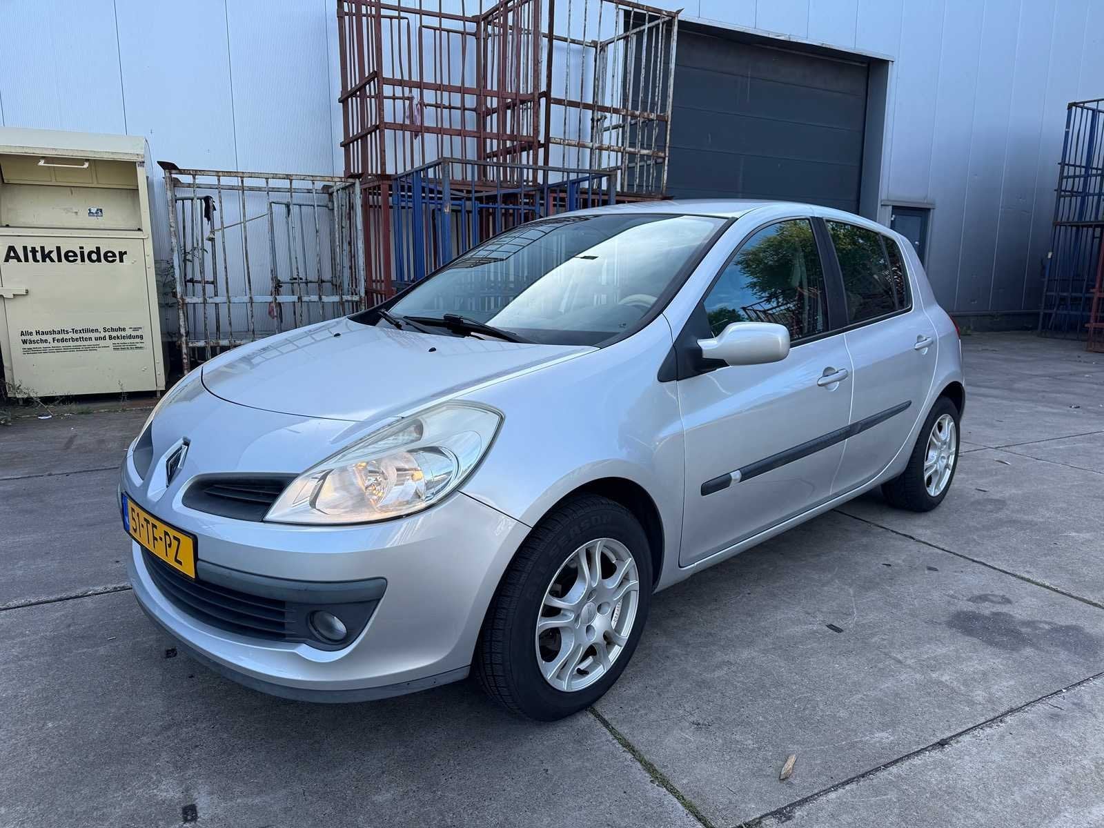 Renault -Clio 1.6-16V Privilège 51-TF-PZ, Voorwielaandrijving, Gebruikt, 4 cilinders, Origineel Nederlands
