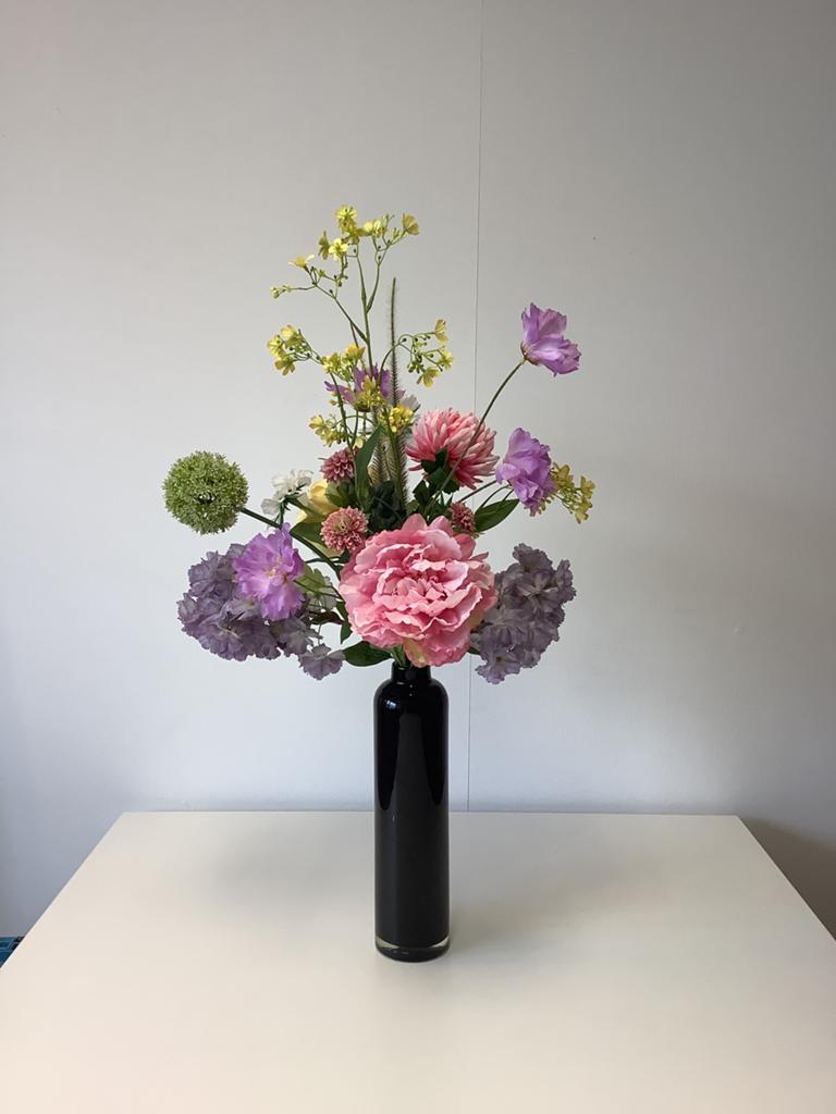 Boeket met grote bloemen in glazen kruik vaas, Ophalen, Zo goed als nieuw