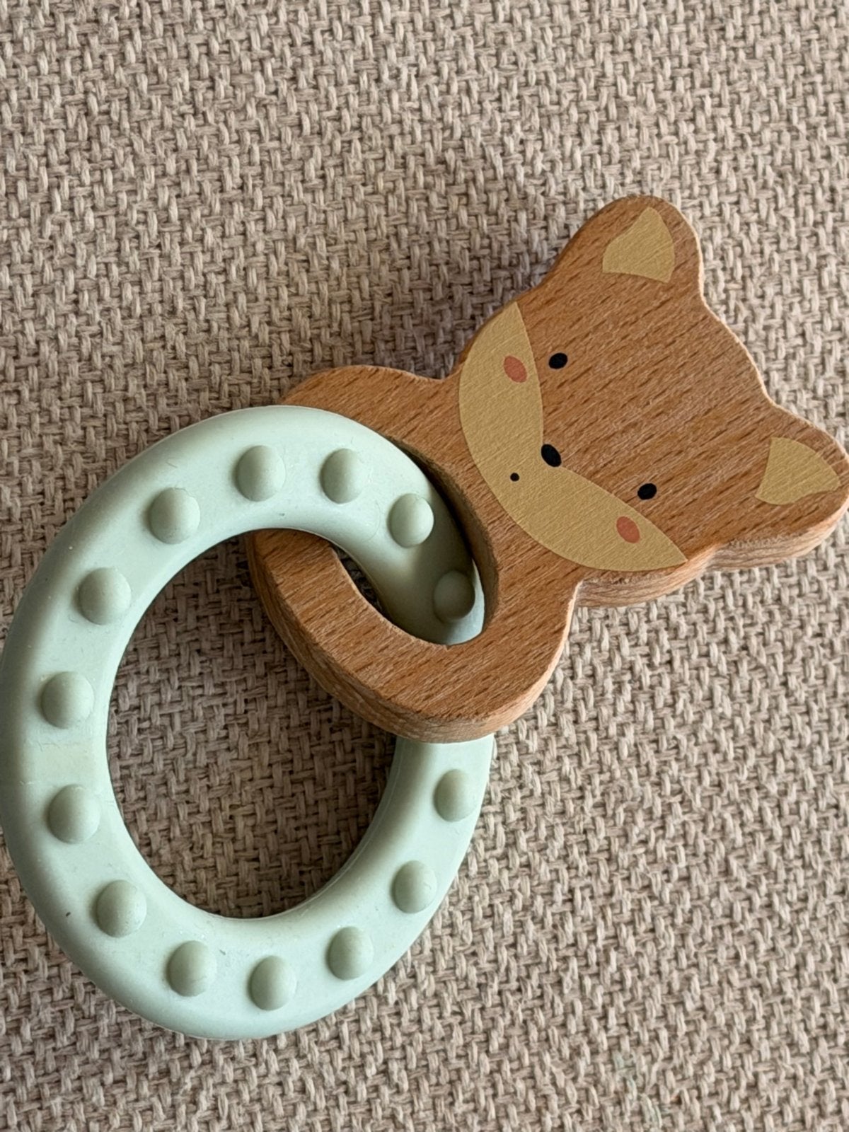Kaloo Houten Rammelaar met Siliconen Ring - Vosje, Ophalen of Verzenden, Zo goed als nieuw, Rammelaar