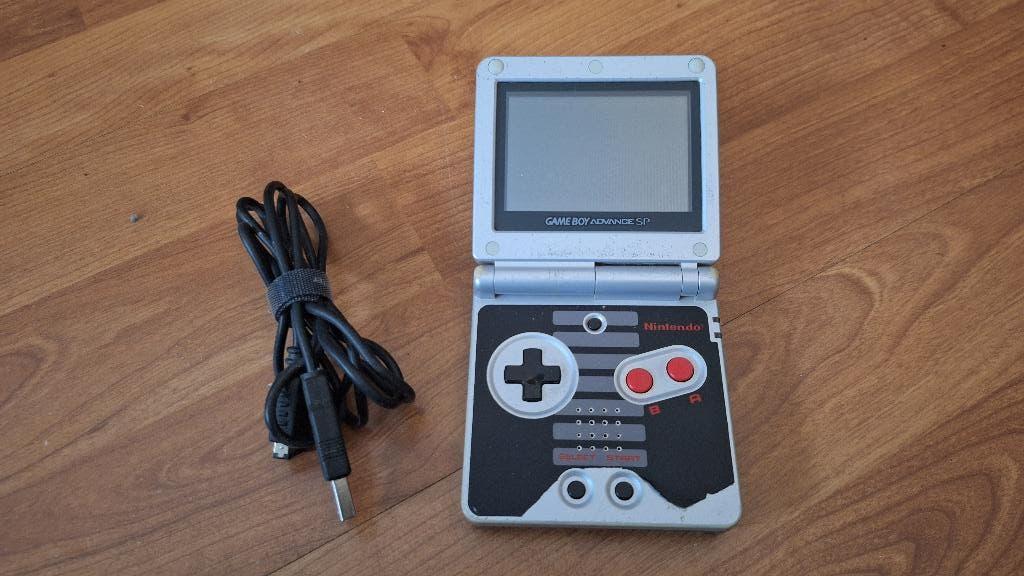 Nintendo Gameboy Advance SP - NES edition, Spelcomputers en Games, Spelcomputers | Nintendo Game Boy, Gebruikt, Game Boy Advance SP