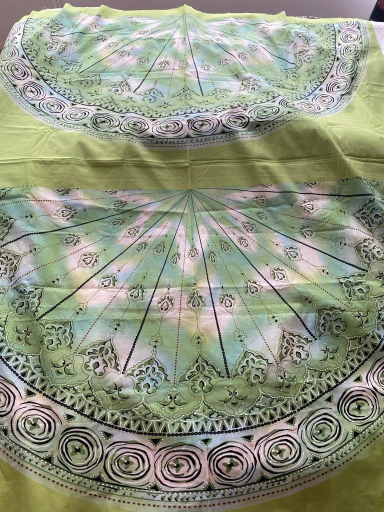 Stof voor cirkelrok groen/zwart met goud opdruk, Hobby en Vrije tijd, Stoffen en Lappen, Overige materialen, 120 cm of meer, Nieuw
