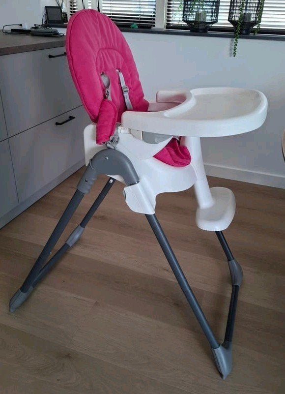 Kinderstoel met roze bekleding en eetblad, Kinderen en Baby's, Kinderstoelen, Ophalen, Gebruikt, Overige typen, Gordel(s)