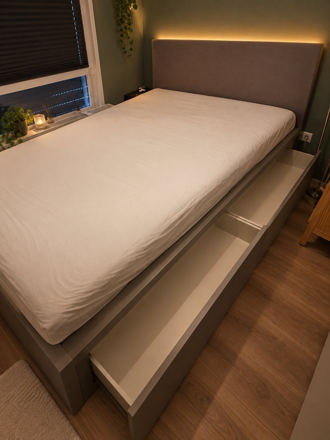Tweepersoonsbed met opbergruimte en hoofdbord