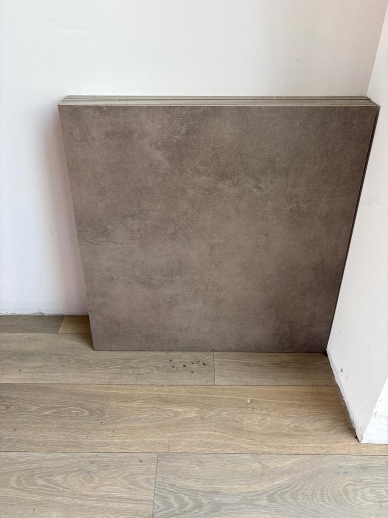 8 stuks badkamertegel taupe 60x60 cm, Doe-het-zelf en Verbouw, Tegels, Nieuw, Vloertegels, Keramiek, 60 cm of meer, Minder dan 5 m²