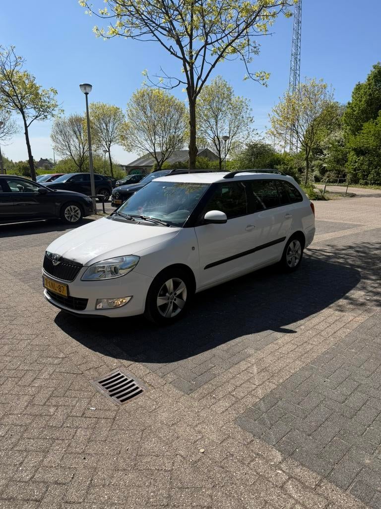 Skoda Fabia 1.2 TSI 63KW Combi 2013 Wit, Auto's, Voorwielaandrijving, 40 €/maand, USB, 4 cilinders