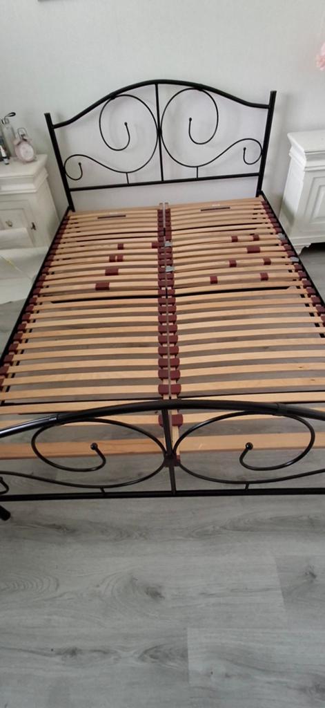 Romantisch tweepersoons bedframe met lattenbodem 140x200, Huis en Inrichting, Slaapkamer | Bedden, Ophalen, Gebruikt, Romantisch, Klassiek