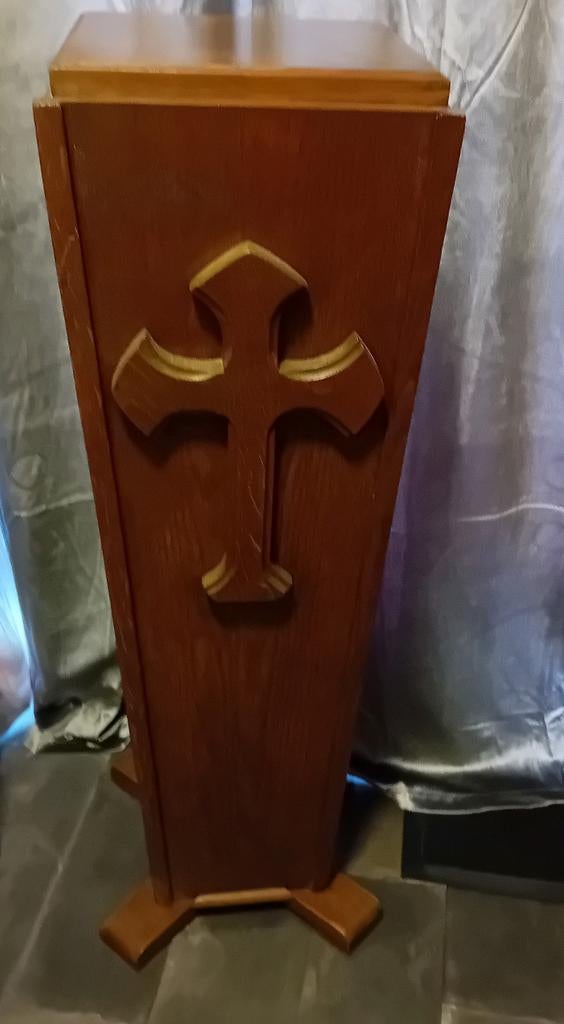 Mooie kerkzuil met kruis, Ophalen