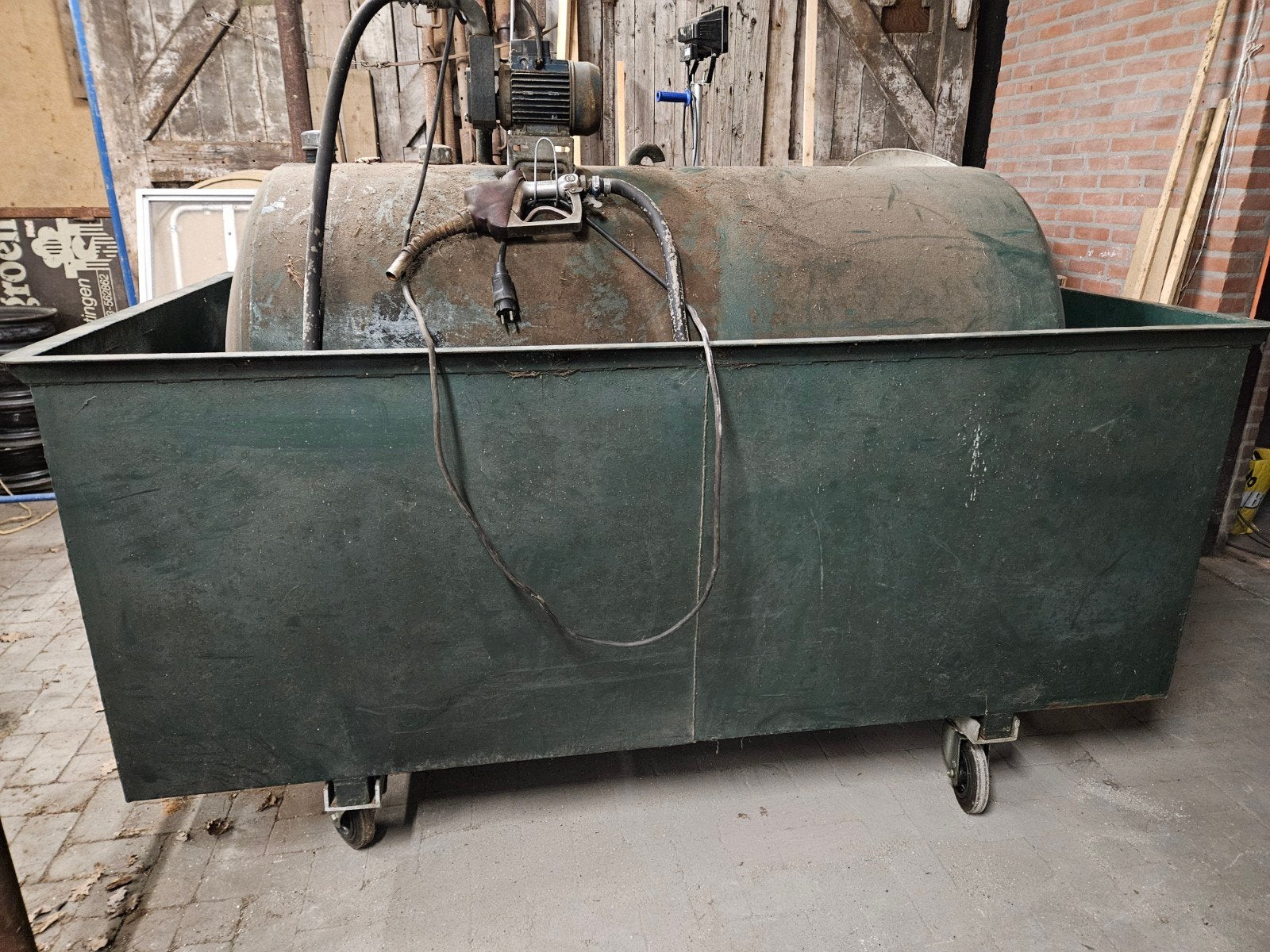 TANK MET ELETRICE POMP VOOR TANKEN ROLLEND MET OMBOUW