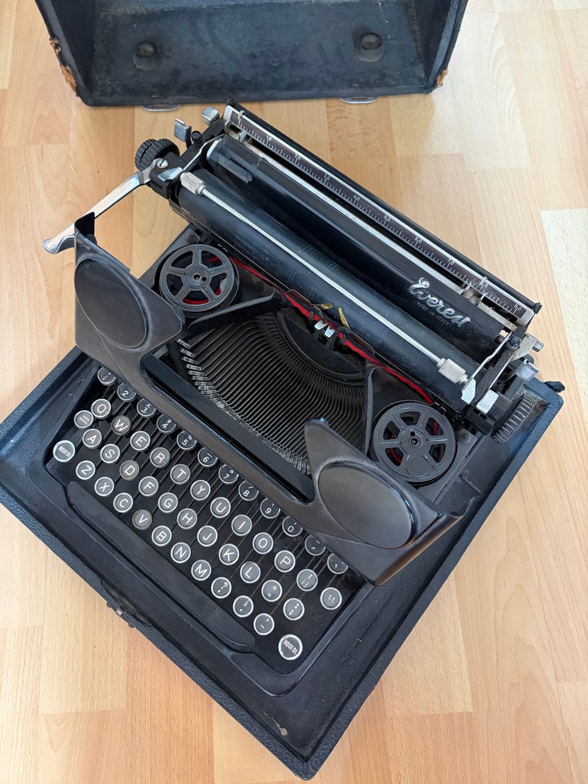 Ouderwetse typemachine, merk Everest, Ophalen