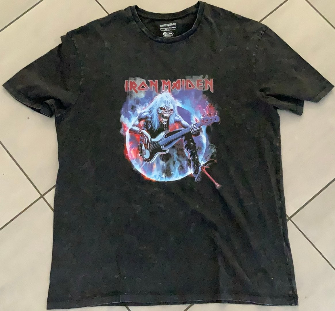 IRON MAIDEN T-SHIRT 2023 XL GLOBAL MERCHANDISING SERVICES, Verzamelen, Muziek, Artiesten en Beroemdheden, Verzenden, Zo goed als nieuw
