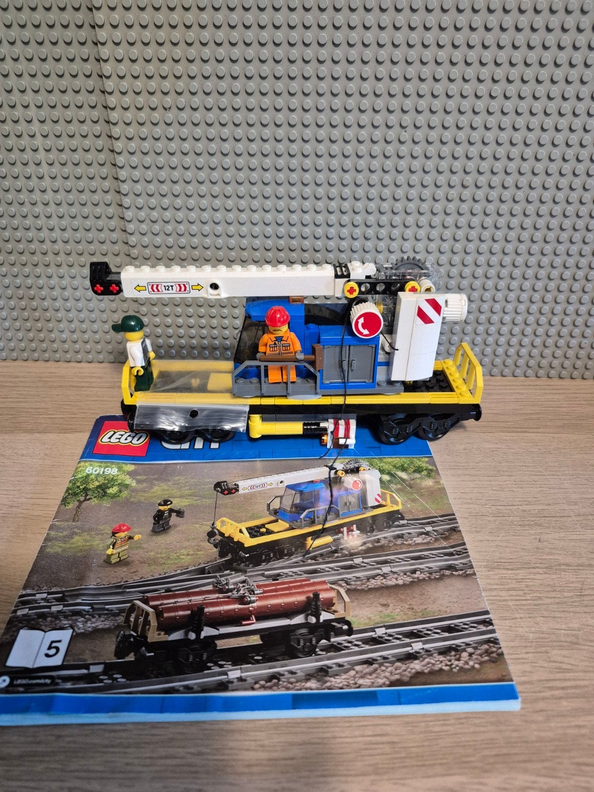 Lego City 60198 Hijskraan Wagon met boekje en poppetjes, Ophalen of Verzenden, Zo goed als nieuw