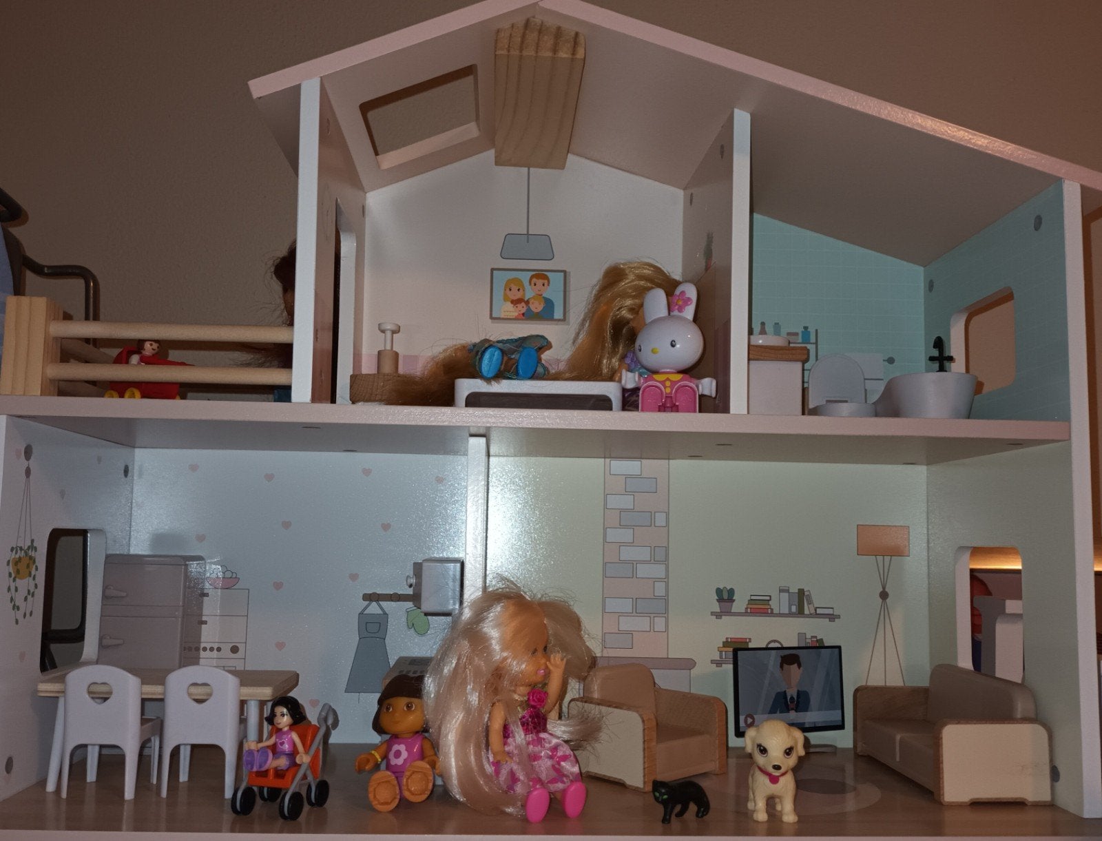 Groot Houten Poppenhuis met Meubels en Poppen, Ophalen, Zo goed als nieuw