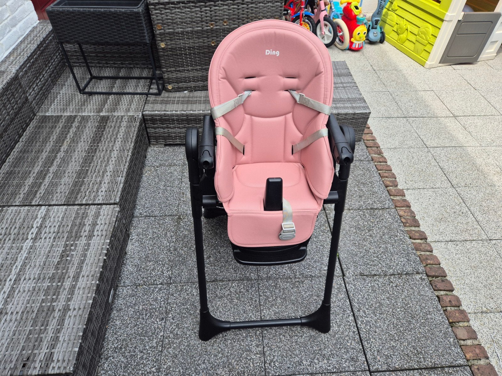 Roze Ding kinderstoel met afneembaar eetblad, Kinderen en Baby's, Kinderstoelen, Ophalen, Gebruikt, Inklapstoel, Gordel(s)