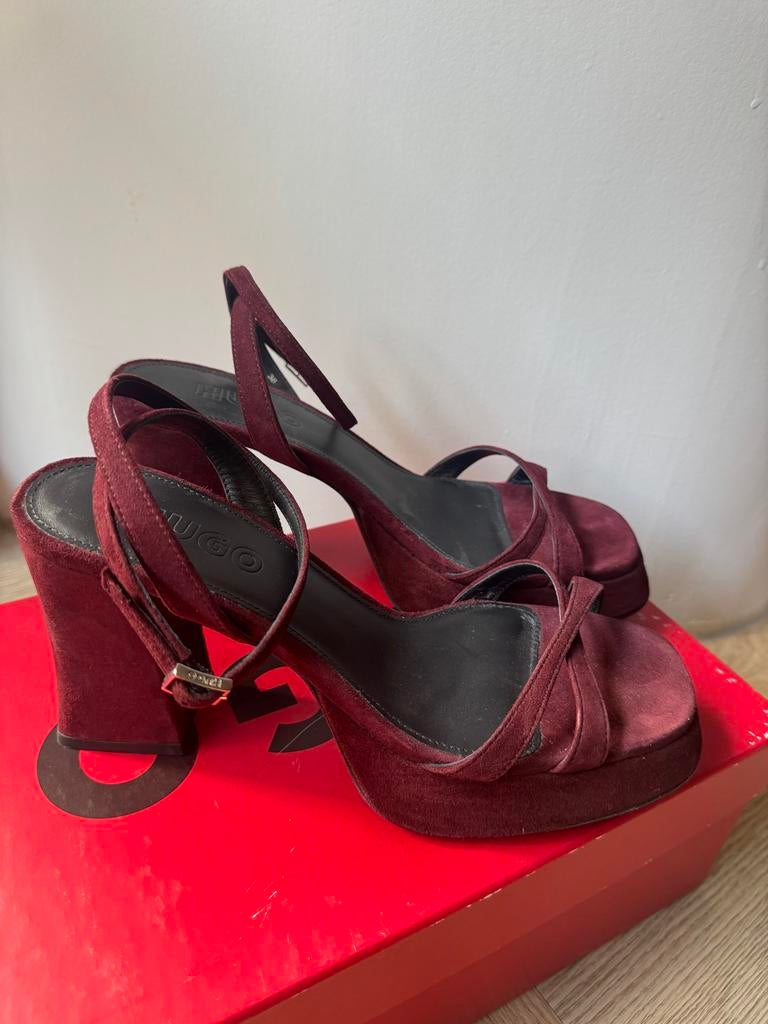 Hugo Boss suède sandalen met hak - Bordeauxrood maat 38, Kleding | Dames, Schoenen, Nieuw, Rood, Sandalen of Muiltjes, Ophalen of Verzenden