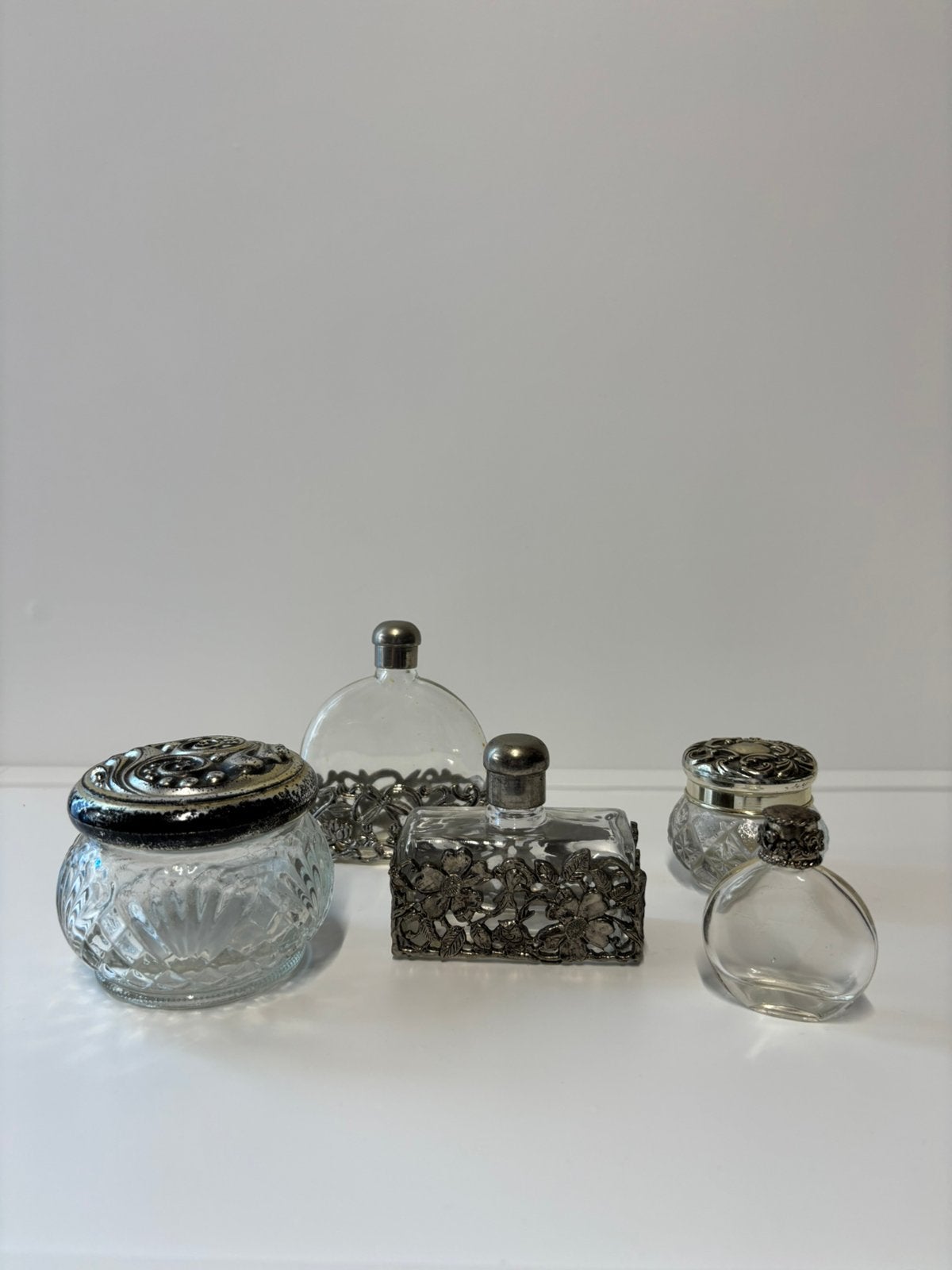 Vintage set oude parfumflessen en poederdozen verzilverd dop, Verzamelen, Parfumverzamelingen, *, Gebruikt, Verzenden, *