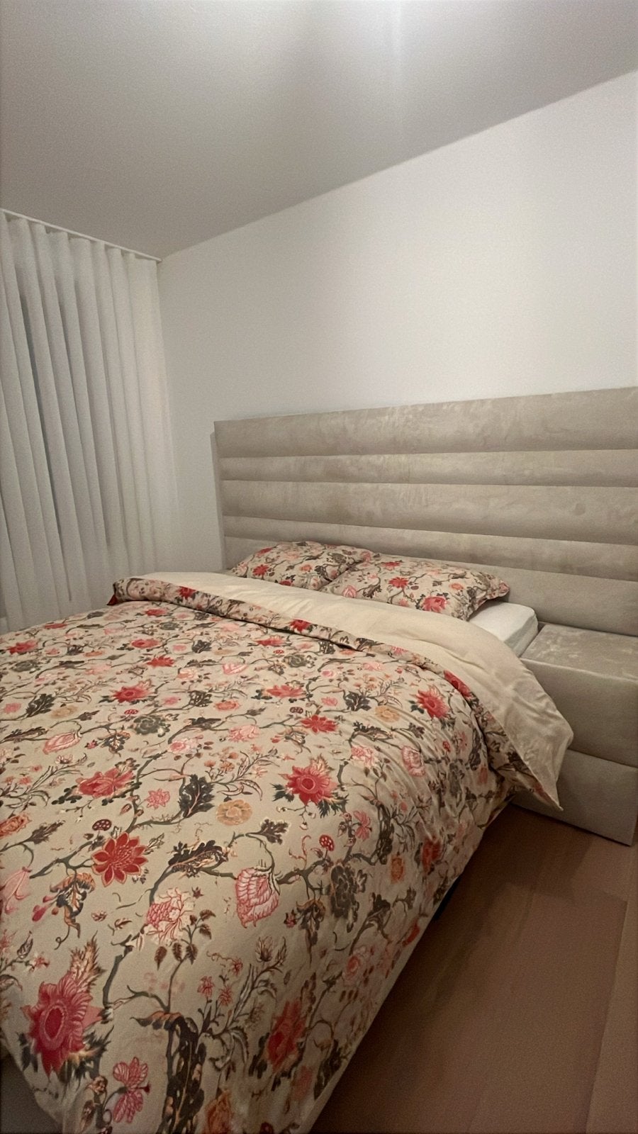 Tweepersoonsbed met gestoffeerd hoofdbord, Ophalen, Gebruikt, Beige, Tweepersoons