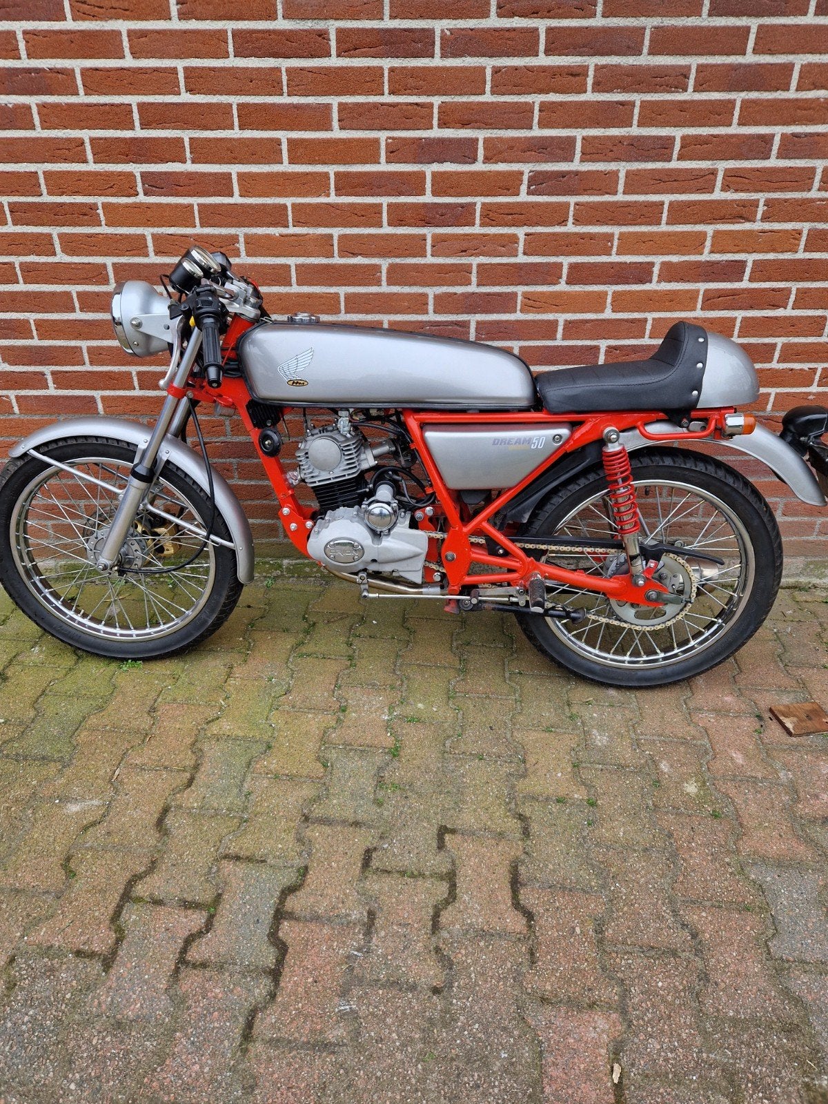 Skyteam Ace 50  caferacer, Maximaal 45 km/u, 50 cc, 5 versnellingen, Ophalen