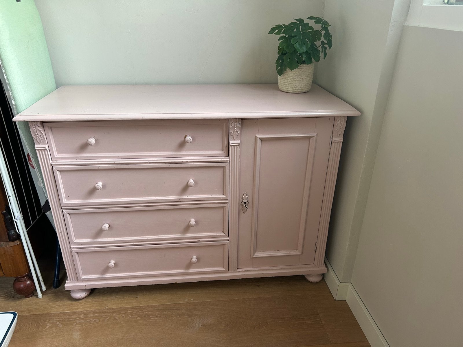 Vintage roze ladekast met deurtje, Antiek en Kunst, Ophalen