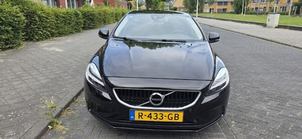 Volvo V40 2.0 T2 122PK 2018 Zwart-Extra Winter Wheels&TowBar, Auto's, Volvo, Voorwielaandrijving, 15 km/l, Zwart, 4 cilinders