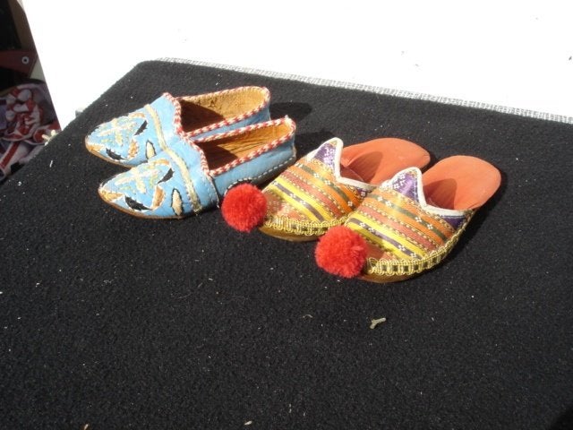 Brocante twee paar Oosterse/Turkse kinder- sloffen/ schoenen