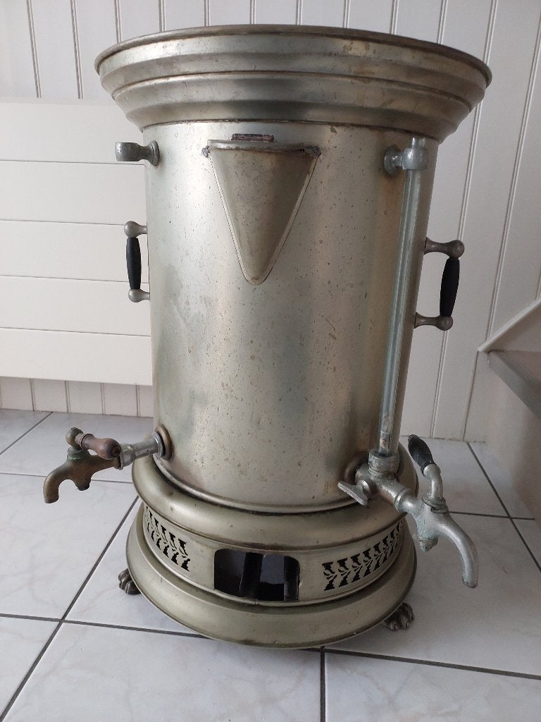 KOFFIEKETEL KOMT UIT TRIANON BIOSCOOP IS VAN BEGIN 190, Verzenden